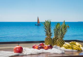 Anastasia Miramar Deluxe Apartments has Balcony rooms