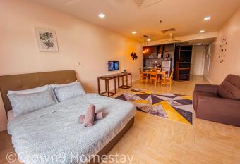 Crown8 Suite (Sunrise & City View)@Empire City has Balcony rooms