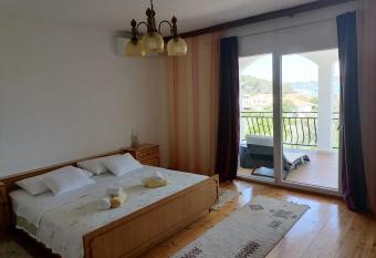 Apartman Ruza has Balcony rooms