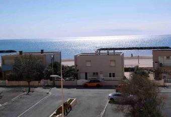 APPARTEMENT 100M DE LA MER allows 18 year olds to book a room