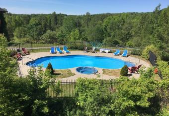 Condo H  tel Magog Orford allows 18 year olds to book a room