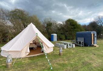 Hopgarden Glamping - Luxury 6m bell tent has Balcony rooms