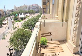 PLAZA VIEW has Balcony rooms