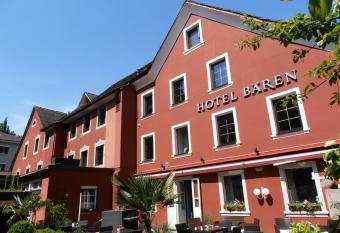 Hotel B  ren allows 18 year olds to book a room