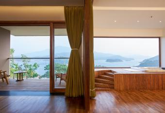 MOUNTAIN SHADOWS RESORTS has rooms with a private hot tub