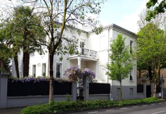 Villa Fiorentino allows 18 year olds to book a room