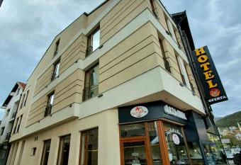 Hotel Oferta allows 18 year olds to book a room