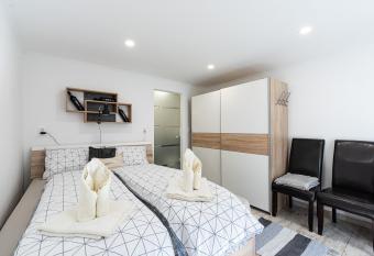 Maul - Lator vend  gh  z has rooms with a private hot tub