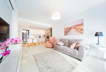 Luxurious 2 Bedroom Apartment near the beach has Balcony rooms