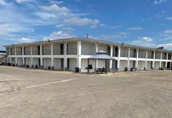 Dilley executive inn allows 18 year olds to book a room