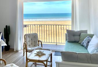 La Digue Vue mer 3   toiles allows 18 year olds to book a room