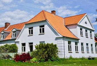 Old Roses Guesthouse allows 18 year olds to book a room