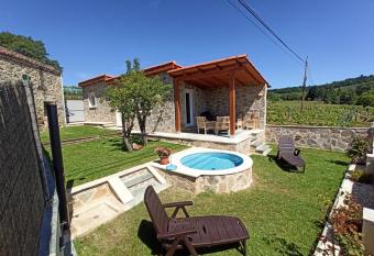 APARTAMENTO DO JOS   allows 18 year olds to book a room