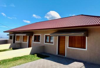 Sua casa em Gramado! has Balcony rooms