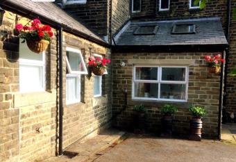 Private annex to Victorian villa, with kitchen and Free parking allows 18 year olds to book a room