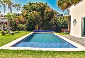 Quinta Los Caballos allows 18 year olds to book a room