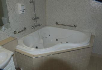 Golden Leaf Motel has rooms with a private hot tub