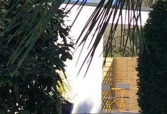 le 25 l oc  an allows 18 year olds to book a room