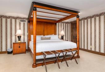 The Shaffner Inn has rooms with a private hot tub