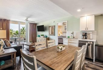 The St Martin -Hot Tub & Pool has Balcony rooms