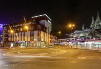 Kommerzhotel K  ln allows 18 year olds to book a room