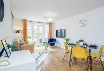 Luxury Apartment Close to London Heathrow and Stockley Park has Balcony rooms
