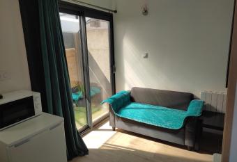 Joli Studio tout   quip   a votre disposition has Balcony rooms