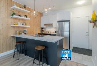 The Urban Oasis - Old Quebec - Gym - AC - Indoor Parking has Balcony rooms