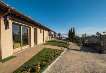 Agriturismo Umbrian Sunrise has Balcony rooms