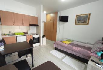 Apartman Goca has rooms with a private hot tub