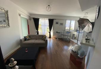 Charmant appartement en bord de Cher has Balcony rooms