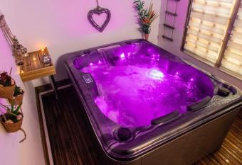 Aux 3 Nuances Suites Privatives & Spa has rooms with a private hot tub