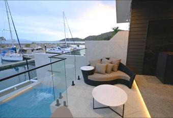 Dacha on Maggie No#1 OPULENT AND LUXURIOUS has Balcony rooms