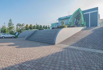 OYO 90384 Bukit Cipendawa Mc allows 18 year olds to book a room