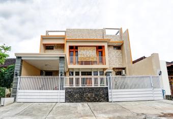 OYO 90383 Avisha Guest House Syariah allows 18 year olds to book a room