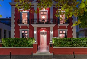 Via Villa Iliotti Rhodos allows 18 year olds to book a room