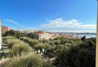 Superbe appartement au c  ur du port du Cap d Agde has Balcony rooms