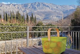 Zrnovnica Holiday Home has Balcony rooms