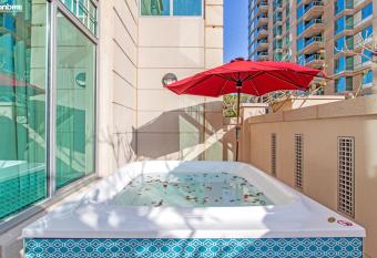 bnbmehomes - Marvellous Marina Gem nr Ain Dubai - G05 has rooms with a private hot tub
