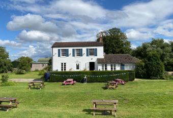 The Old Passage allows 18 year olds to book a room