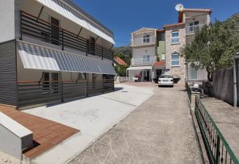 Villa Martina & Stari dom allows 18 year olds to book a room