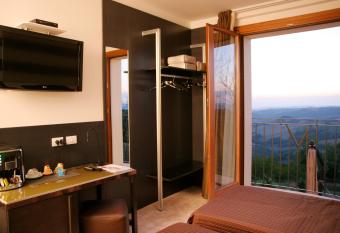 Albergo Diffuso - Il Poggetto tra Urbino & San Marino has rooms with a private hot tub