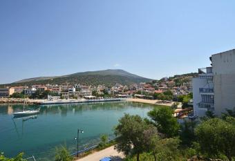To Pithari has Balcony rooms