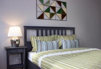 Shiny Spacious Condo with Perfect View in Crescent has Balcony rooms