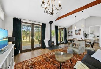 Block Eight Estate Tree Tops Villa has rooms with a private hot tub