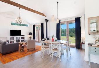 Block Eight Estate Water View Villa has rooms with a private hot tub