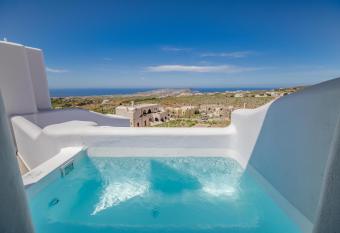 Aegean Blue Suites has rooms with a private hot tub