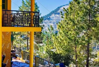 THEHIMALAYANLIVING WHISTLING PINES has Balcony rooms