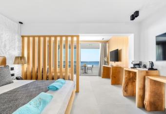 Emily s Luxury Suites has rooms with a private hot tub