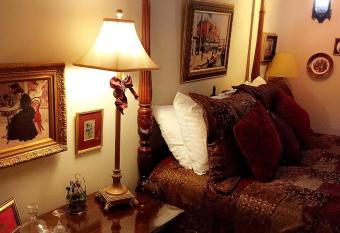 The Stone Hedge Bed And Breakfast has rooms with a private hot tub